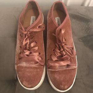 Steve Madden pink Velvet like sneakers